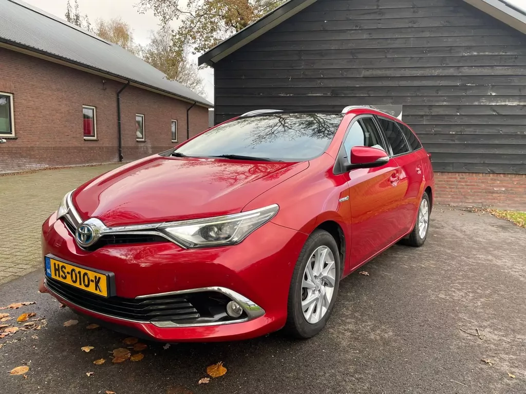 Toyota Auris Touring Sports 1.8 Hybrid full options, dealer onderhouden.